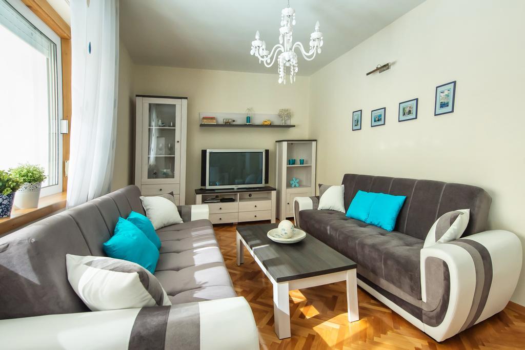 Apartament Carmela *